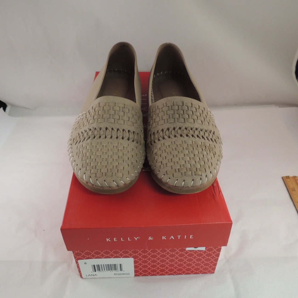 Kelly & Katie taupe Lana loafers size 6